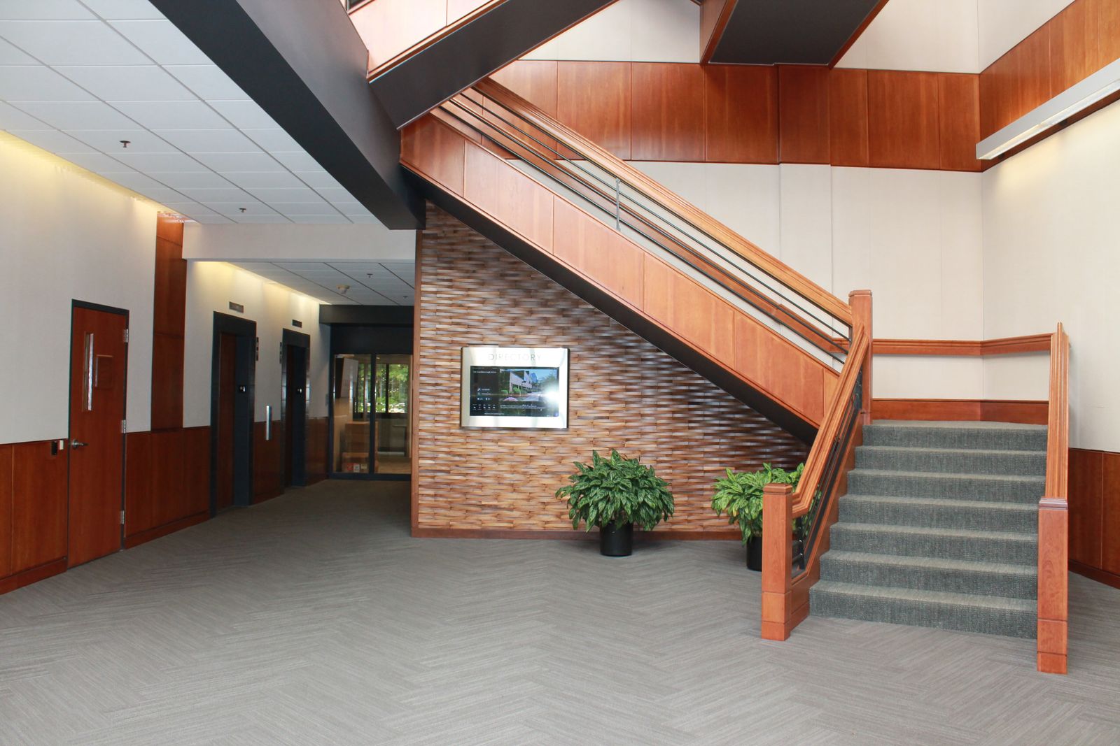 Photo 4 of 500 Southborough Dr