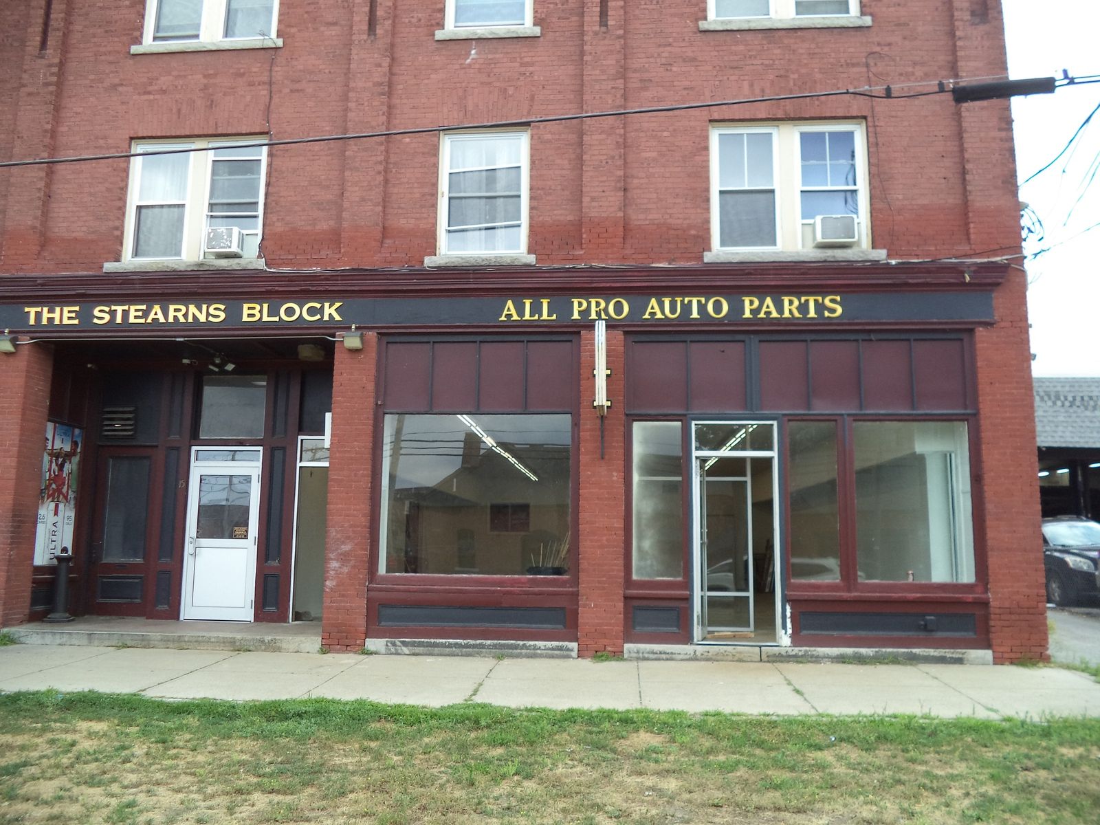Photo 3 of 15 - 17 Railroad Sq