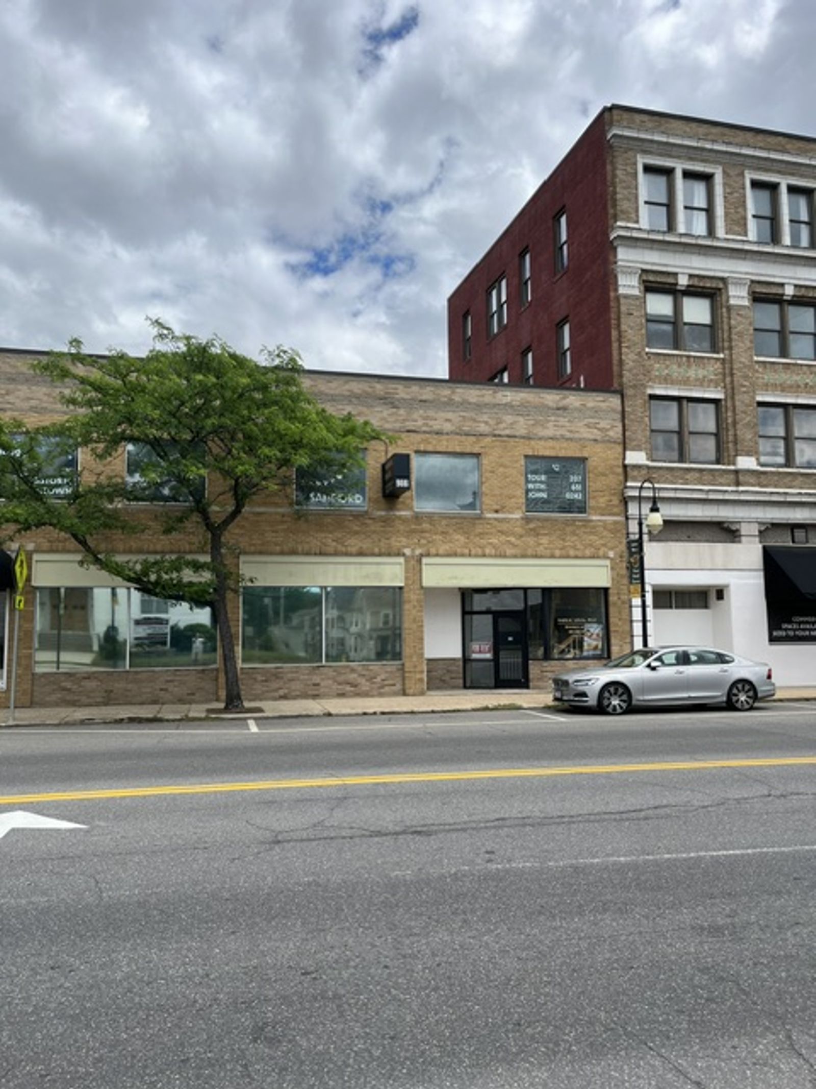 Photo 3 of 906 Main St