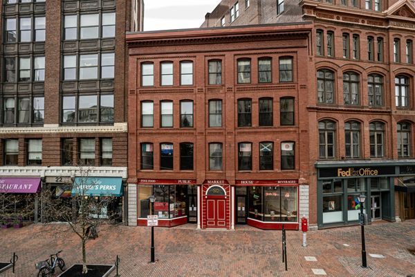 28 Monument Sq