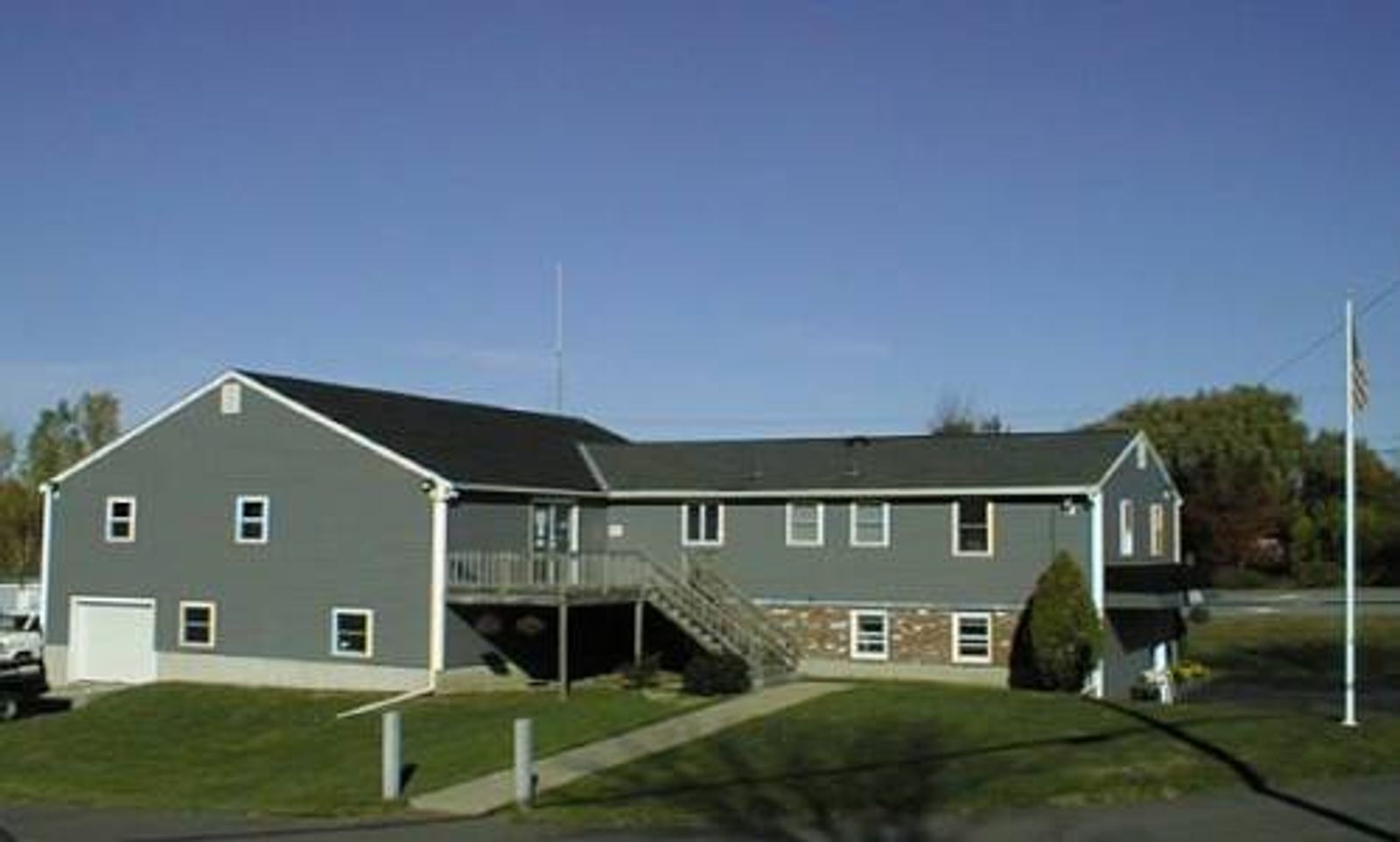 Photo 3 of 390 Portsmouth Ave.