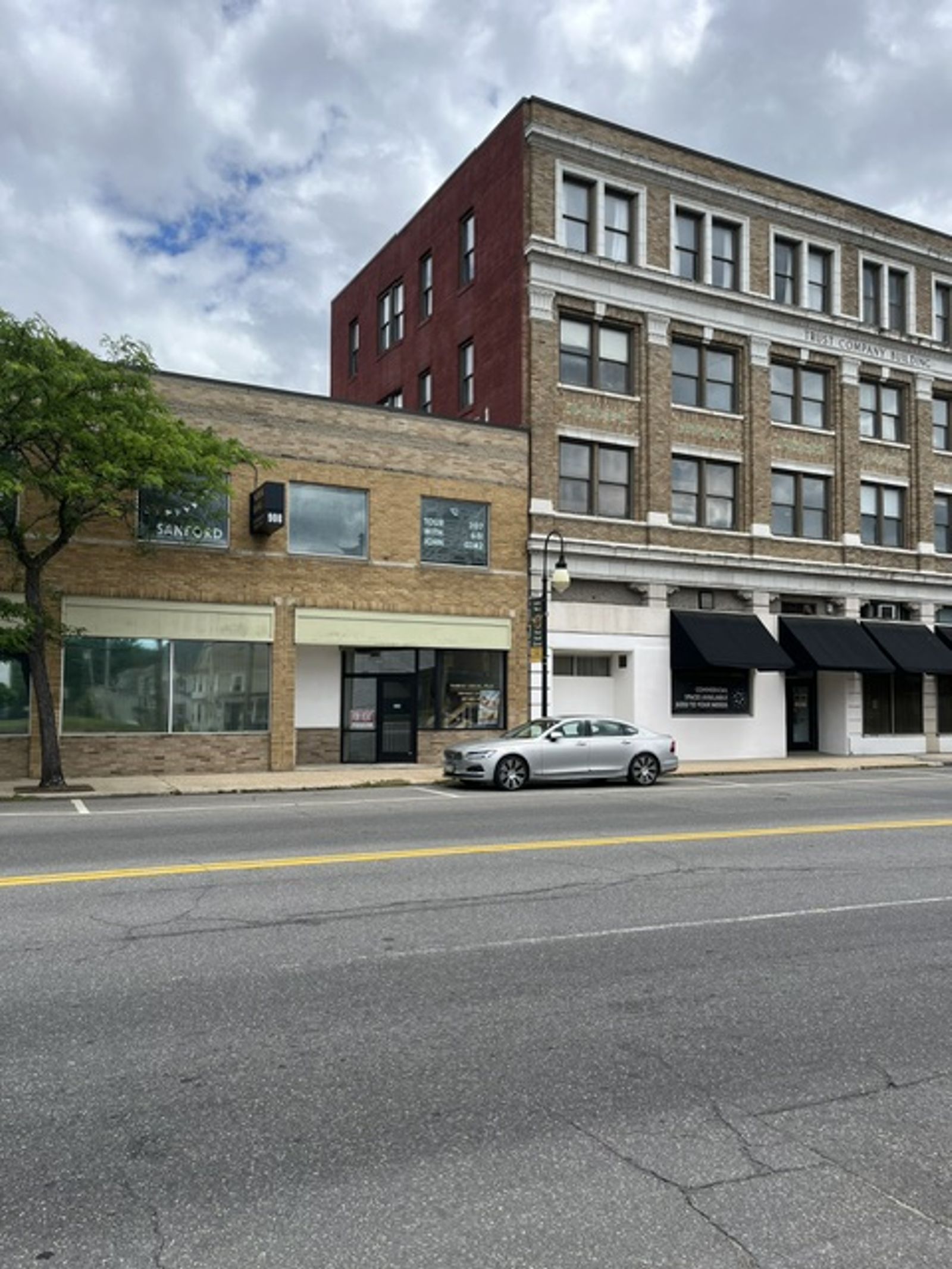 Photo 2 of 906 Main St