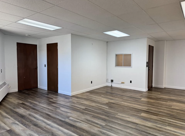 Premier 1,000+ SF Professional Suite – $1,000/mo – Heat Included