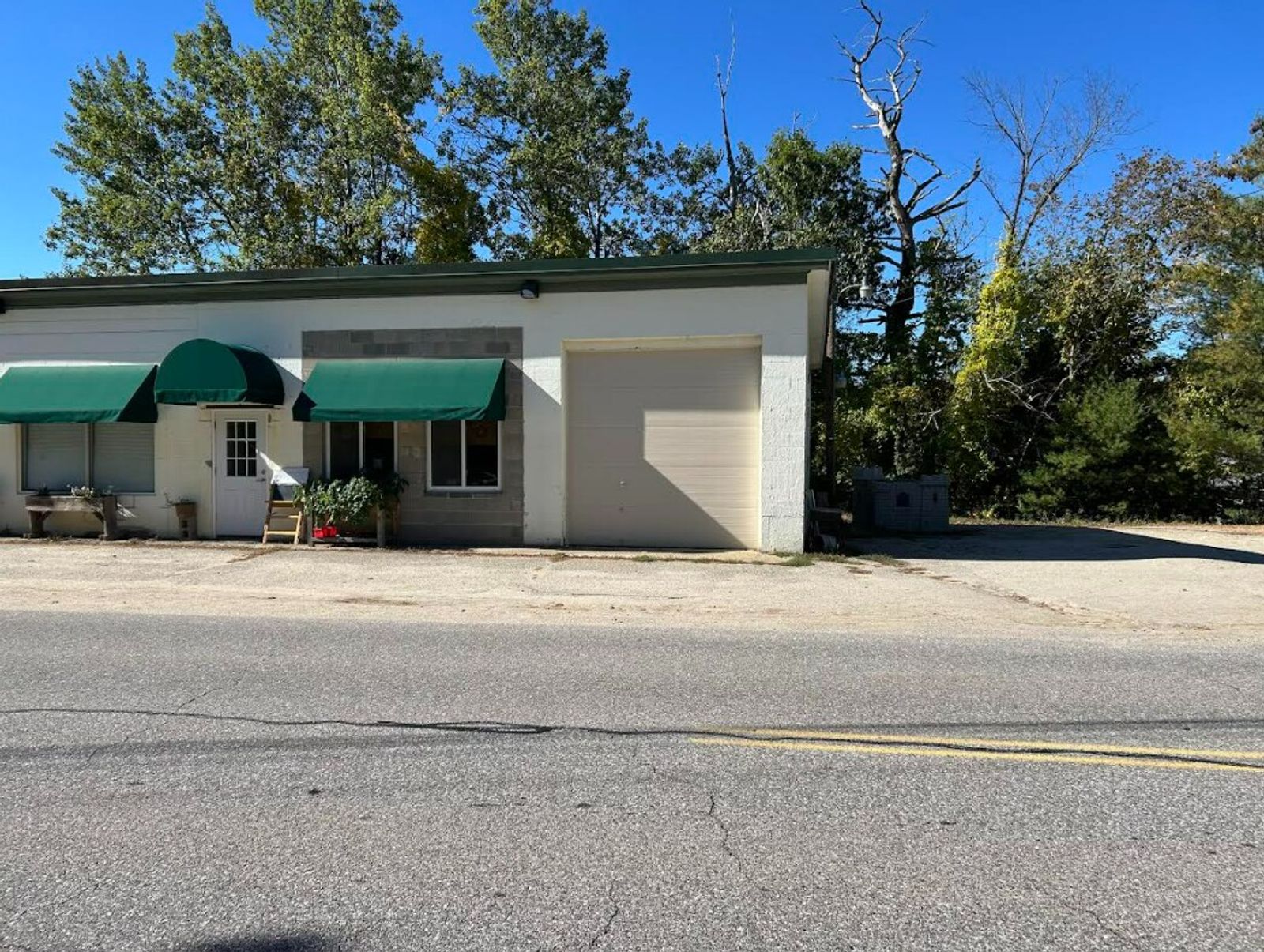 Photo 1 of 359 +/- SF Versatile Garage space available for lease- $750 per month
