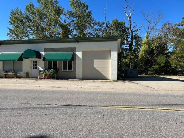 359 +/- SF Versatile Garage space available for lease- $750 per month