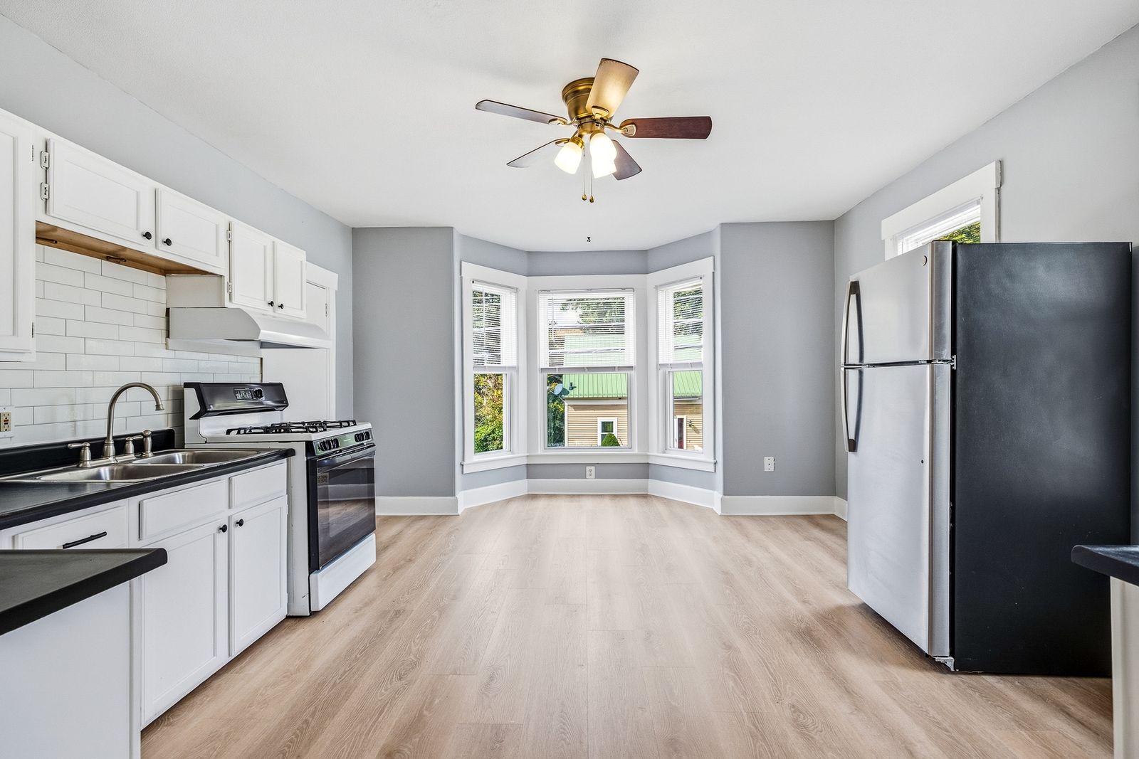 Photo 6 of Turnkey Triplex with a 9.26% Cap Rate!