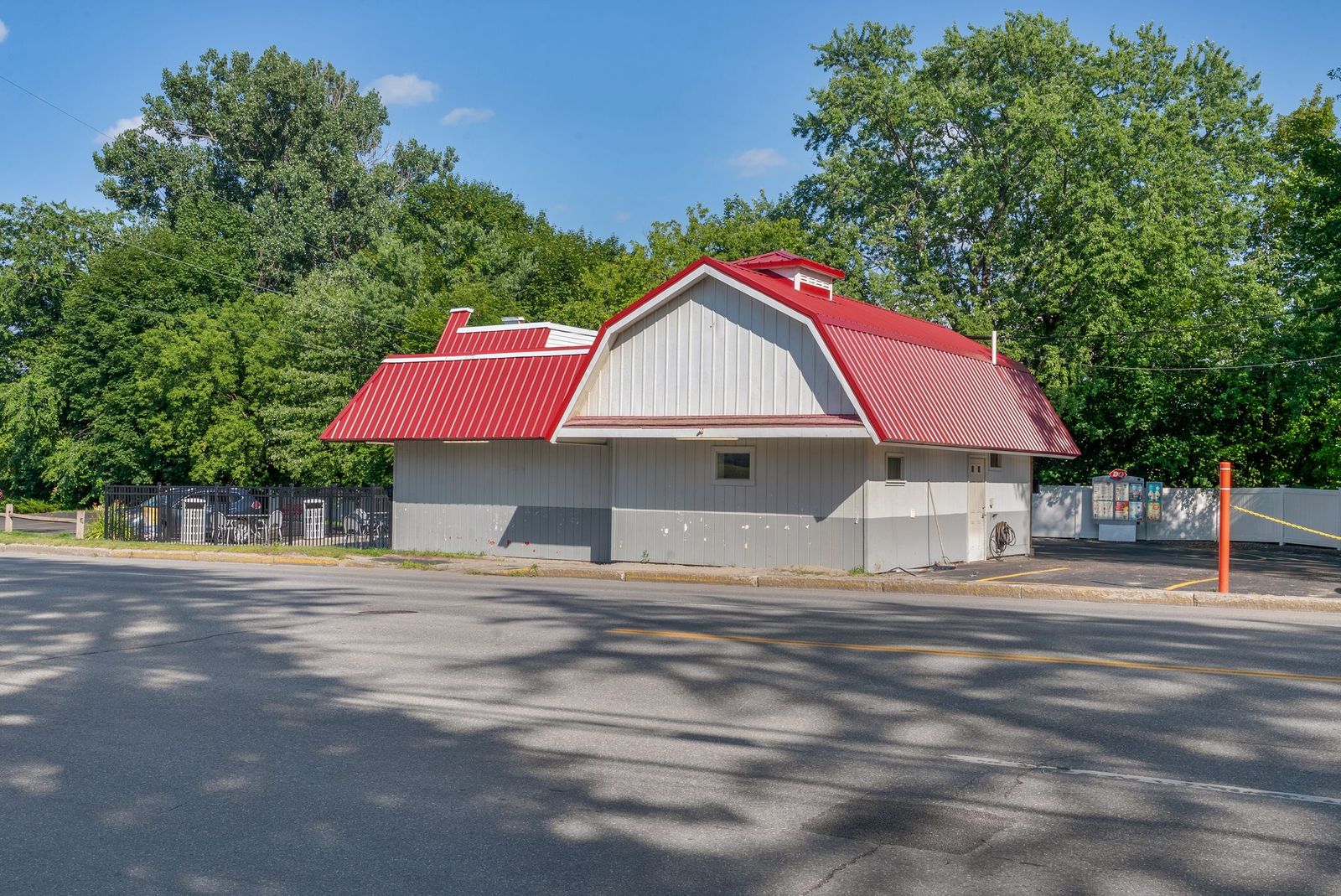 Photo 6 of Prime retail/service/ restaurant drive thru opportunity Waterville Maine. 
