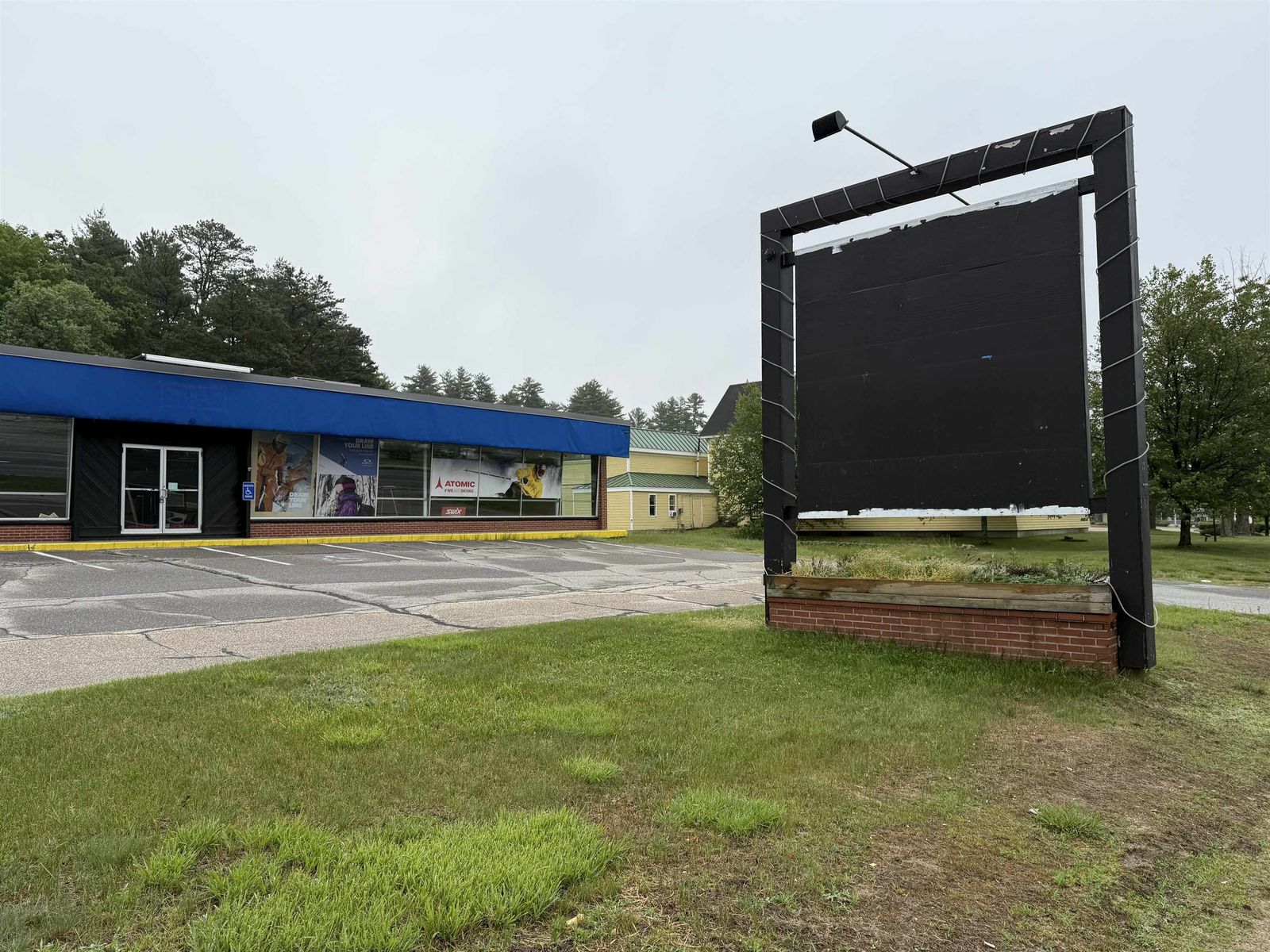 Photo 4 of 2300 SF Prime Retail Space On WMH