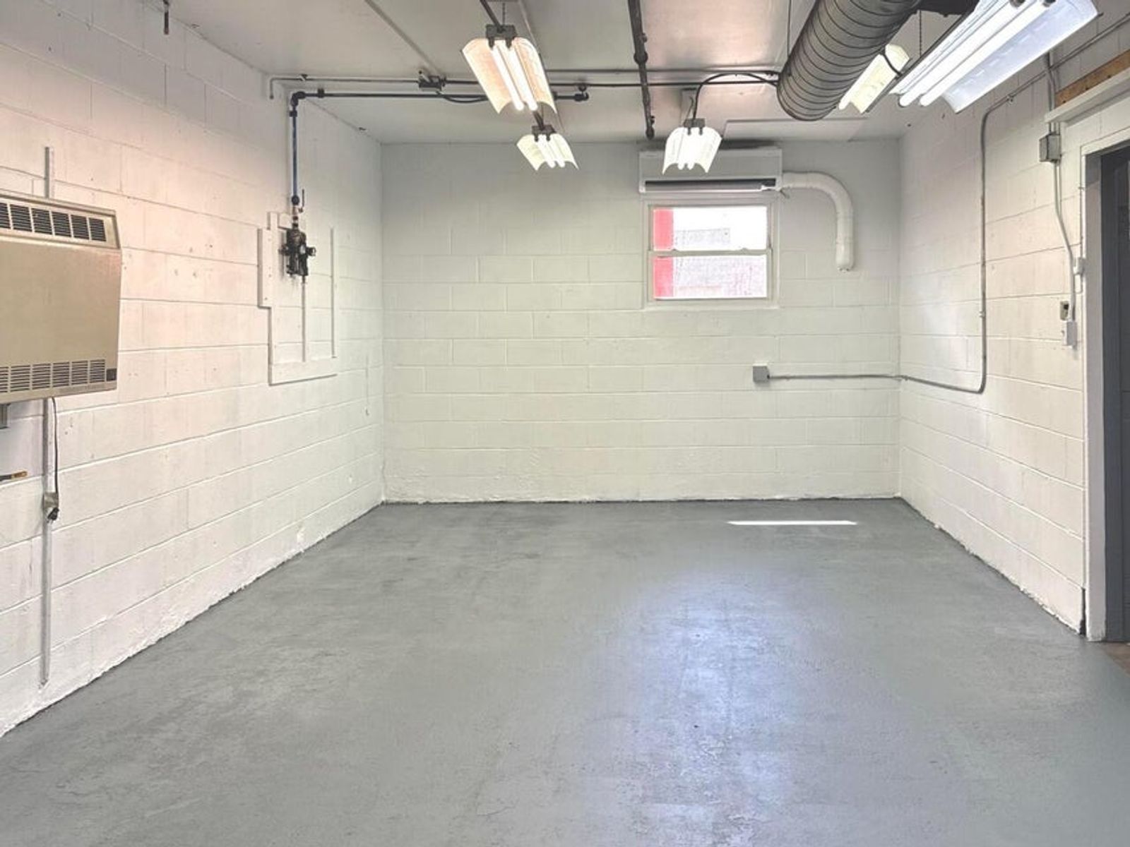Photo 9 of 2400 Sq Ft Industrial Space Close to I95
