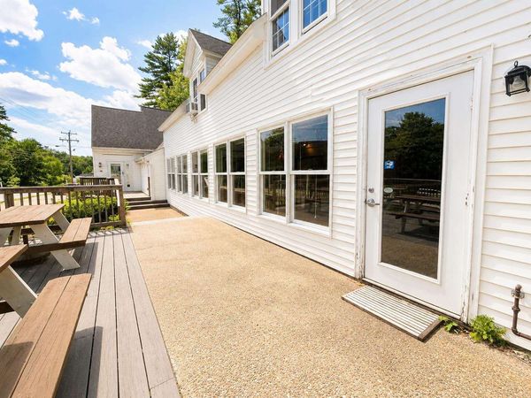 1200+/- SF Highly Visible Commercial Space