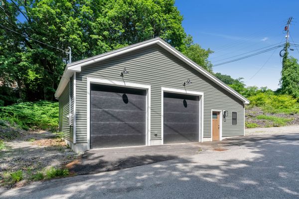 Like New Garage In Convenient Location