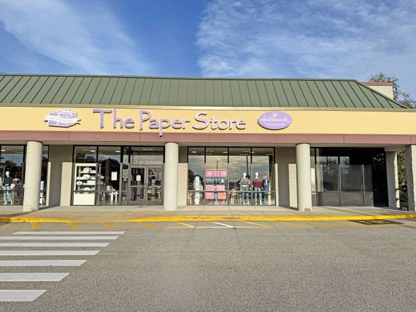 End-Cap Retail Space in Hannaford Anchored Oak Hill Plaza
