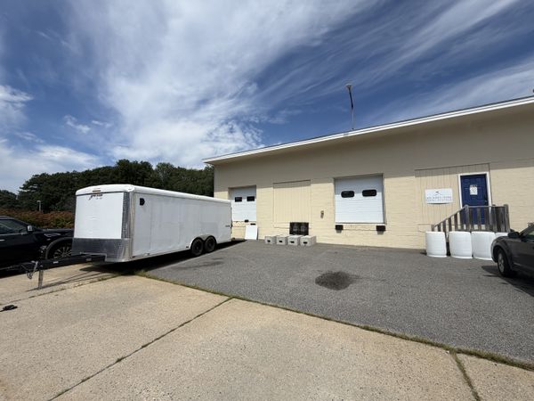 Workshop/Flex Space For Lease | 1,604 SF, 2 Loading Docks