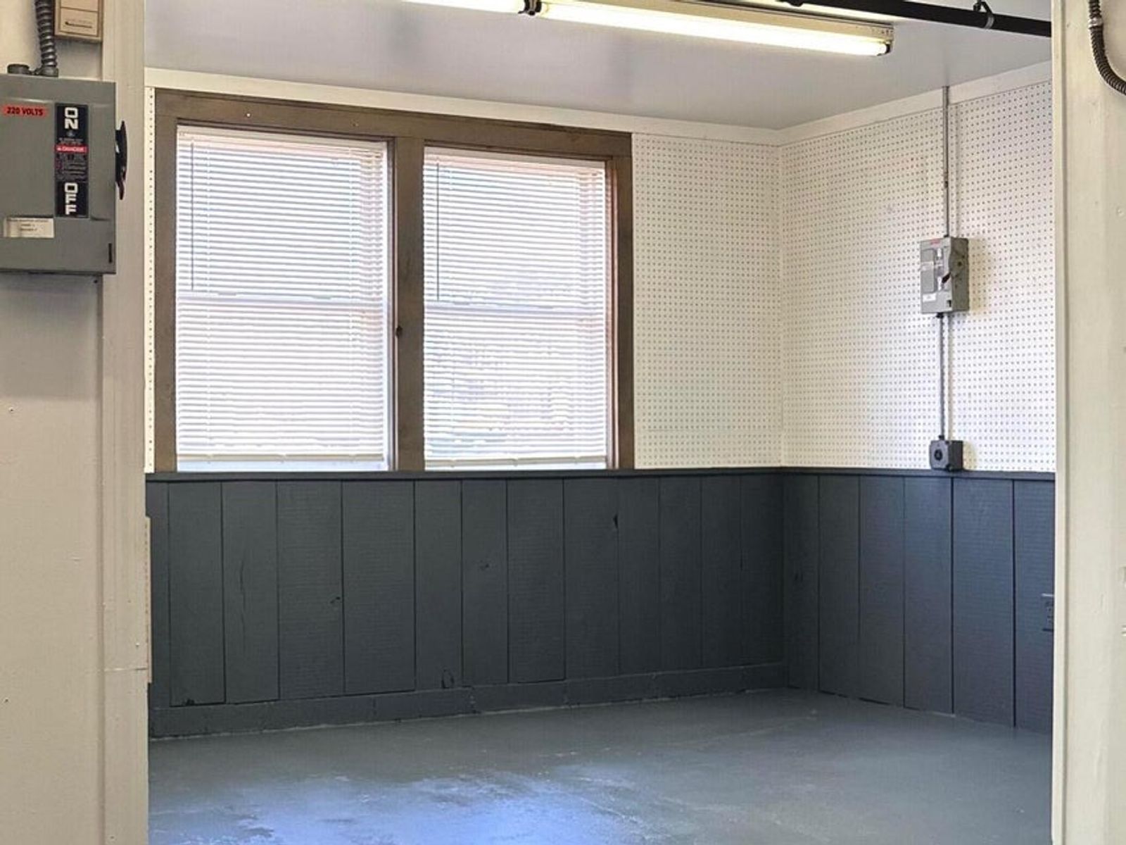 Photo 10 of 2400 Sq Ft Industrial Space Close to I95