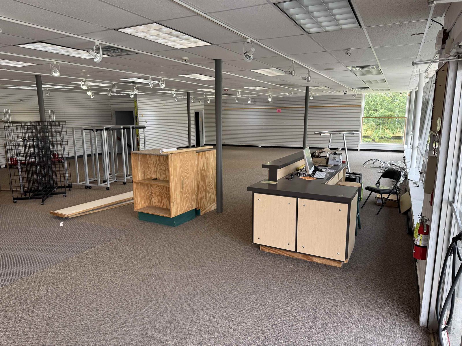Photo 8 of 2300 SF Prime Retail Space On WMH
