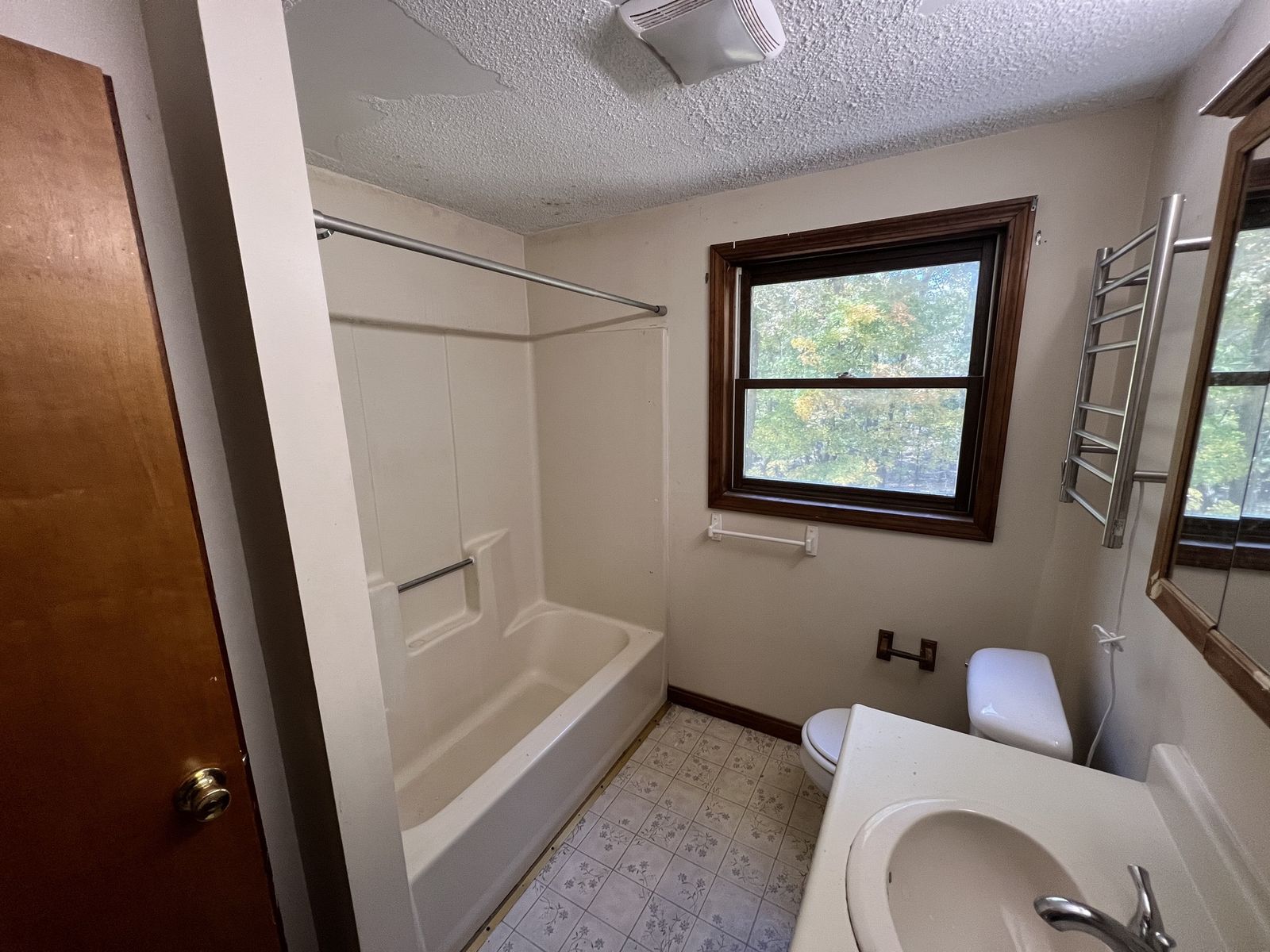 Photo 11 of 98 Wason Rd, Hudson, NH 03051