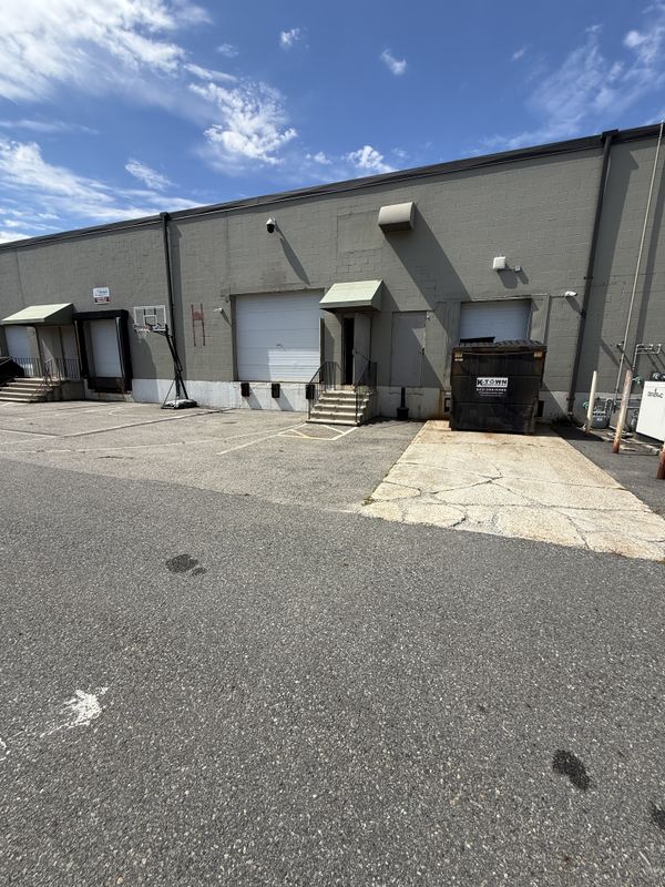Warehouse / Storage Space with 3 Loading Docks