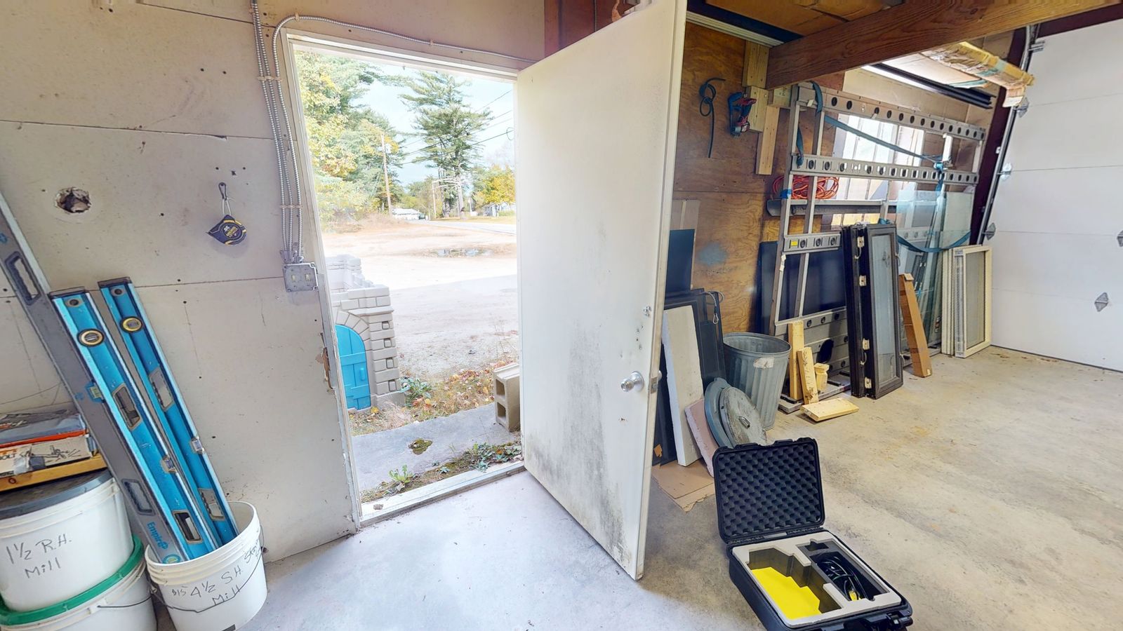 Photo 3 of 359 +/- SF Versatile Garage space available for lease- $750 per month