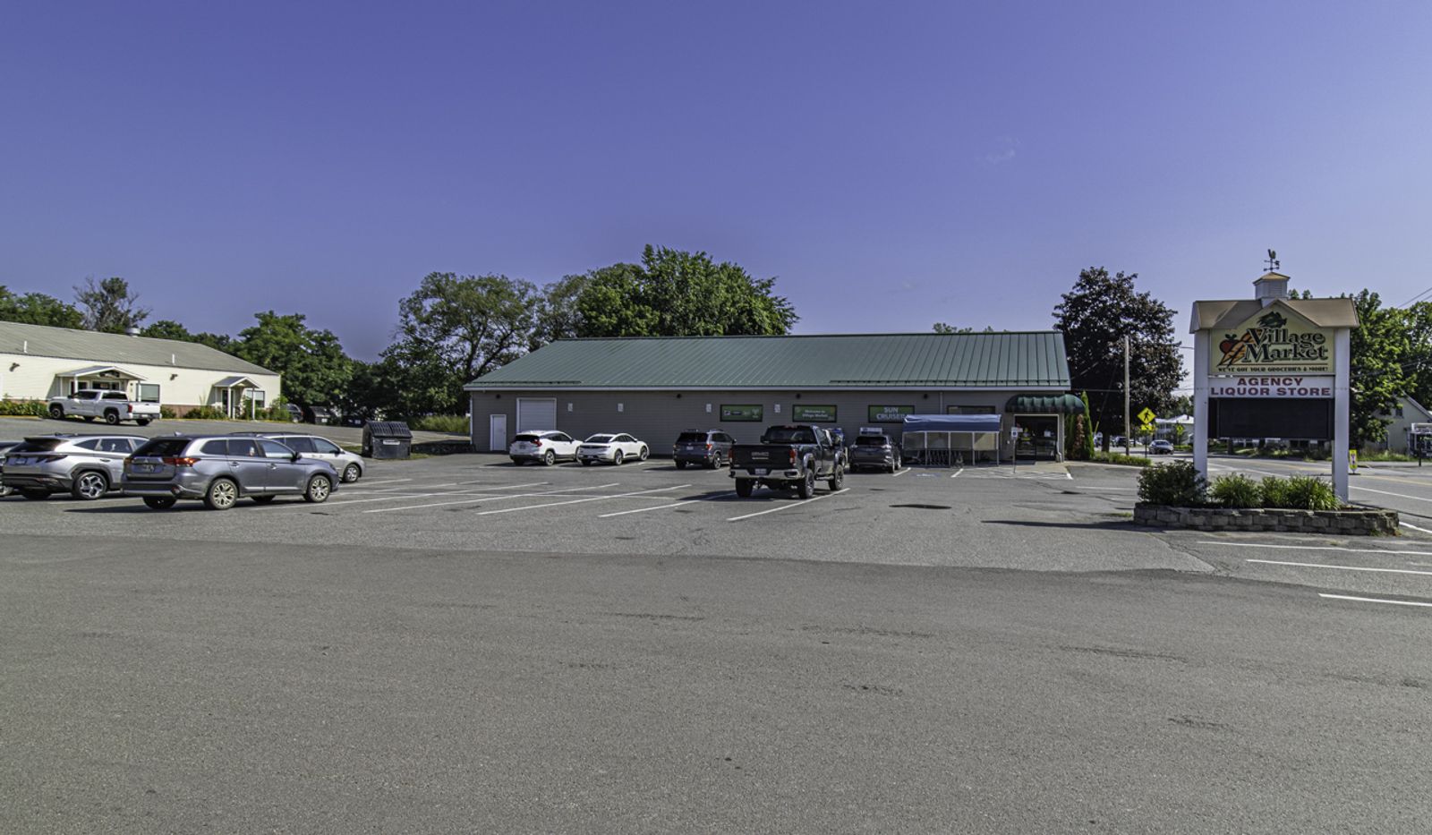 Photo 2 of Full Service Grocery Store